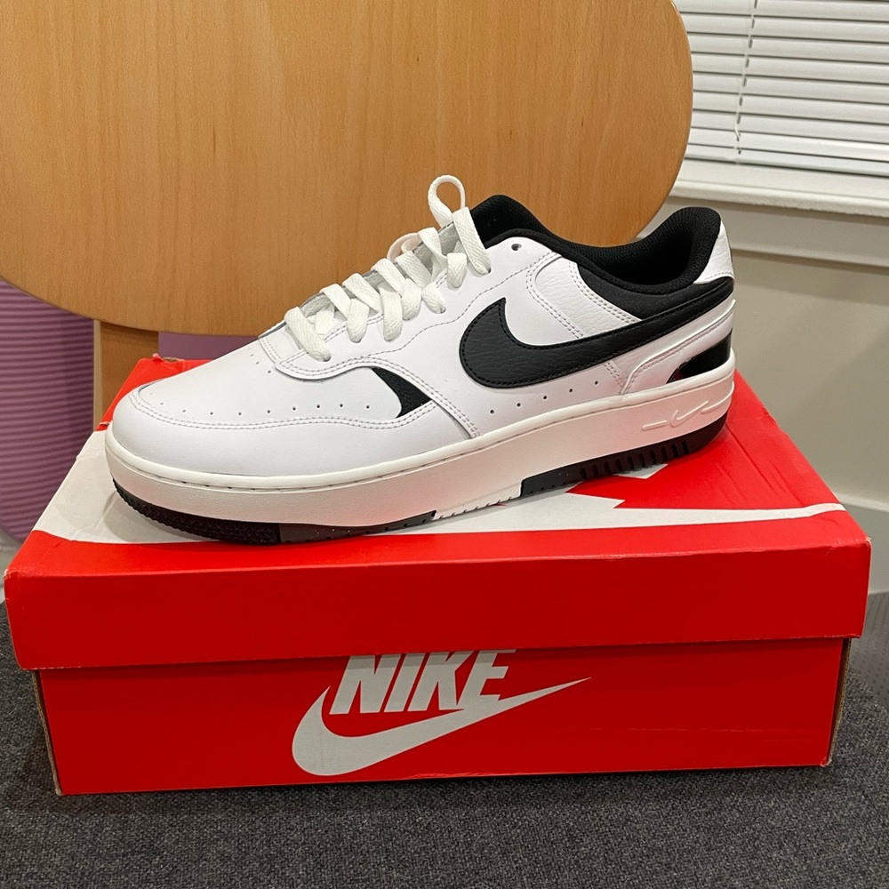 nike gamma force - brand new in box - M10.5 / W12